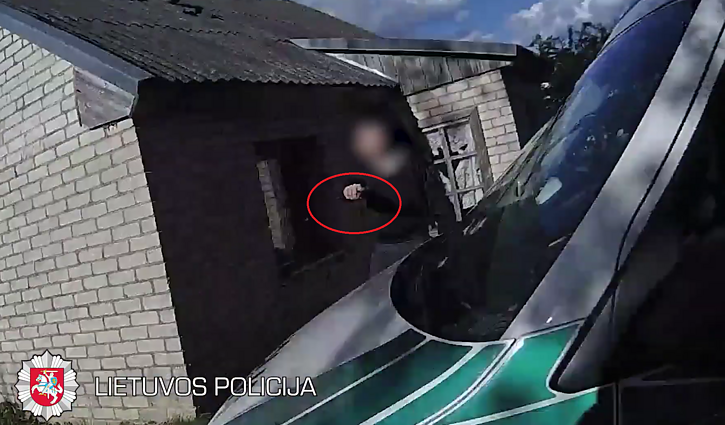 Vaizdo įraše – įtempta akistata: vyras į atvykusius policininkus nukreipė ginklą