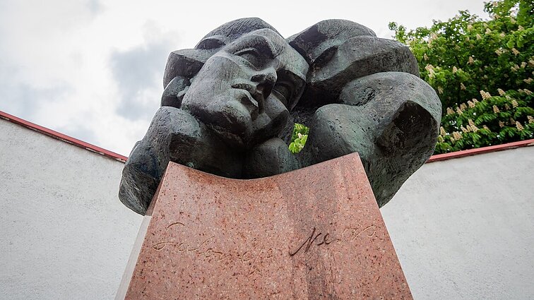 „Poetė atliko dekoratyvinę, ne politinę funkciją“: Nėries paminklo Vilniaus centre negriaus