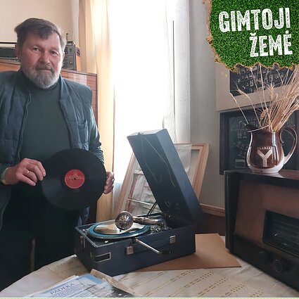 Algirdas Vindašius prie senelio radijo ir patefono, Skuodo rajonas Ylakiai.