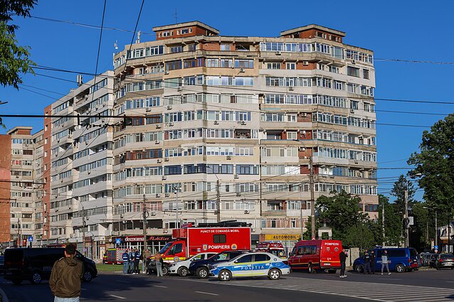 Rumunijoje dronas rėžėsi į daugiabutį Rumunijoje dronas rėžėsi į daugiabutį