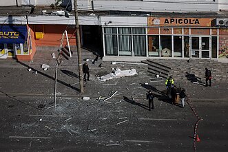 Rusijos dronas įsirėžė į daugiabutį pastatą Rumunijoje Rusijos dronas įsirėžė į daugiabutį pastatą Rumunijoje