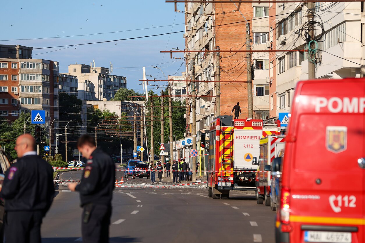 Rusijos dronas rėžėsi į daugiabutį Rumunijoje Rusijos dronas rėžėsi į daugiabutį Rumunijoje