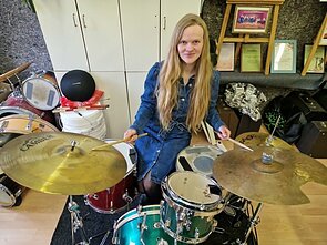 Su vyru britu Mantė užutėkį surado ten, kur augina vištyčių, ožkyčių, muzikuoja kapelose, kur skamba „Nirvana“ Su vyru britu Mantė užutėkį surado ten, kur augina vištyčių, ožkyčių, muzikuoja kapelose, kur skamba „Nirvana“