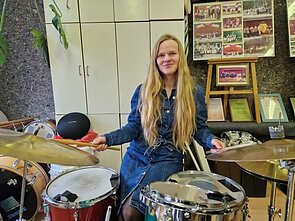 Su vyru britu Mantė užutėkį surado ten, kur augina vištyčių, ožkyčių, muzikuoja kapelose, kur skamba „Nirvana“. Su vyru britu Mantė užutėkį surado ten, kur augina vištyčių, ožkyčių, muzikuoja kapelose, kur skamba „Nirvana“.