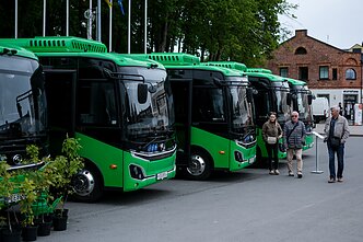 Į Kretingos rajono gatves išrieda 10 naujų elektrinių autobusų Į Kretingos rajono gatves išrieda 10 naujų elektrinių autobusų