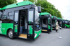 Į Kretingos rajono gatves išrieda 10 naujų elektrinių autobusų Į Kretingos rajono gatves išrieda 10 naujų elektrinių autobusų