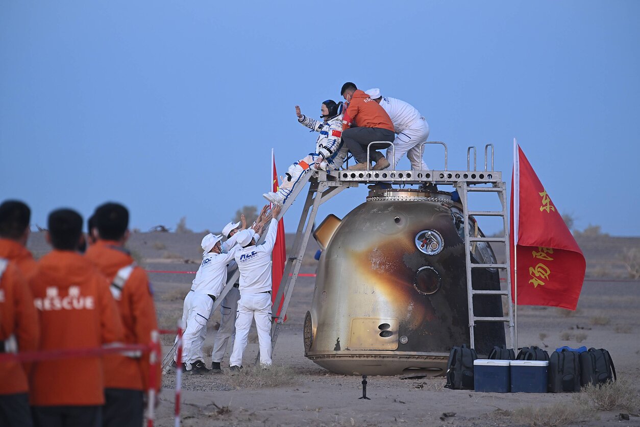 Į Žemę grįžo trys Kinijos misijos „Shenzhou 21“ taikonautai Į Žemę grįžo trys Kinijos misijos „Shenzhou 21“ taikonautai