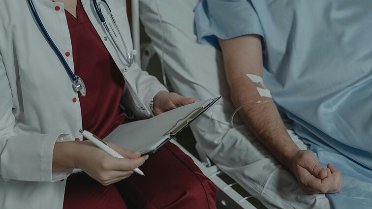 Dėl apribojimų onkologijos klinikai – kritika ministerijai: „Padalino vardinius leidimus“