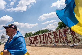 Tūkstančiai meškiukų Vašingtone, vaizduojančių vaikus, kuriuos Rusija deportavo iš Ukrainos Tūkstančiai meškiukų Vašingtone, vaizduojančių vaikus, kuriuos Rusija deportavo iš Ukrainos