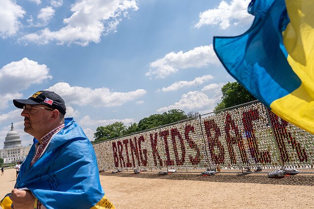 Tūkstančiai meškiukų Vašingtone, vaizduojančių vaikus, kuriuos Rusija deportavo iš Ukrainos Tūkstančiai meškiukų Vašingtone, vaizduojančių vaikus, kuriuos Rusija deportavo iš Ukrainos