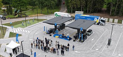 Kelyje Vilnius–Klaipėda atidarytas naujos kartos elektromobilių įkrovimo parkas Kelyje Vilnius–Klaipėda atidarytas naujos kartos elektromobilių įkrovimo parkas