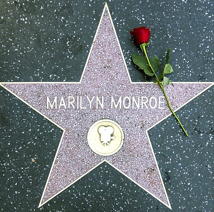 Holivudas pagerbia prieš 100 metų gimusią Marilyn Monroe Holivudas pagerbia prieš 100 metų gimusią Marilyn Monroe
