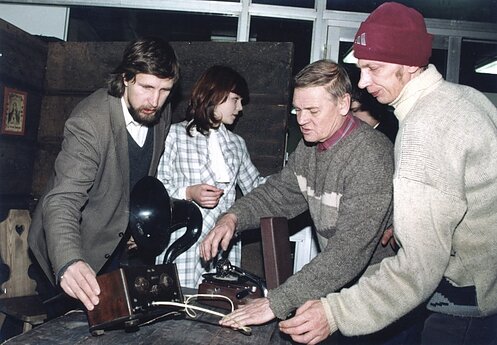 Iš kairės: Virgilijus Kubilius, Asta Janonytė, Eugenijus Olbikas, Remigijus Navickas. Rumšiškės. 1999 m. 