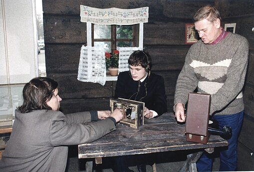 Režisierius Virgilijus Kubilius, aktorius Dominykas Kubilius ir butaforas Eugenijus Olbikas (dešinėje). Rumšiškės. 1999 m. 