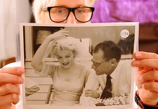 Kuratorka galerii fotograficznej Anna Wolska prezentuje zdjęcie Marilyn Monroe i Arthura Millera autorstwa nieżyjącego już fotografa gwiazd Miltona H. Greene’a Kuratorka galerii fotograficznej Anna Wolska prezentuje zdjęcie Marilyn Monroe i Arthura Millera autorstwa nieżyjącego już fotografa gwiazd Miltona H. Greene’a