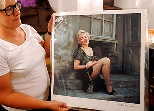 Kuratorka galerii fotograficznej Anna Wolska prezentuje zdjęcie Marilyn Monroe autorstwa nieżyjącego już fotografa gwiazd Miltona H. Greene'a Kuratorka galerii fotograficznej Anna Wolska prezentuje zdjęcie Marilyn Monroe autorstwa nieżyjącego już fotografa gwiazd Miltona H. Greene'a