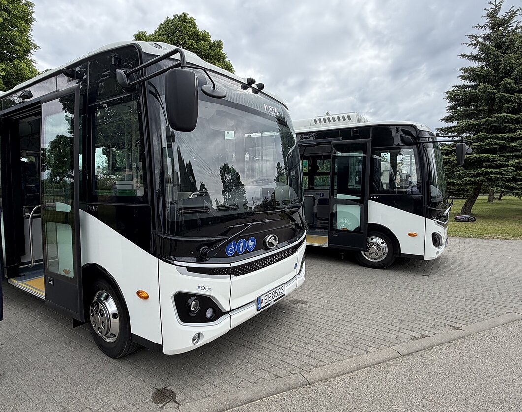 Kazlų Rūdos savivaldybėje kursuoja du nauji elektriniai autobusai Kazlų Rūdos savivaldybėje kursuoja du nauji elektriniai autobusai