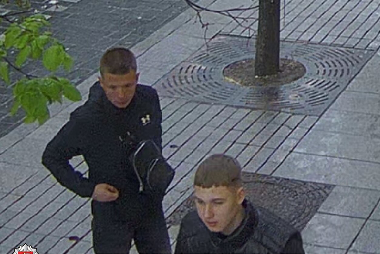 Policija prašo padėti nustatyti asmenis, Vilniuje sutrypusius Ukrainos vėliavą Policija prašo padėti nustatyti asmenis, Vilniuje sutrypusius Ukrainos vėliavą