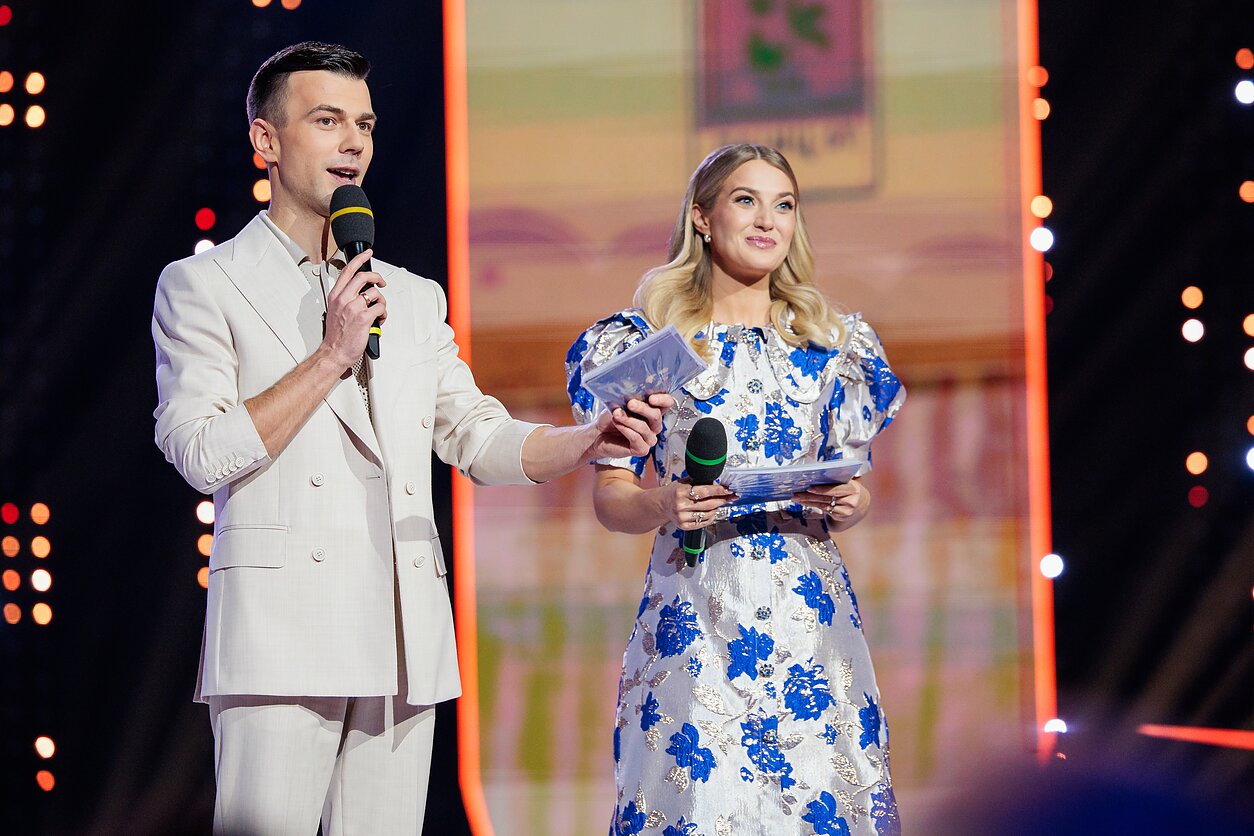 „Dainų dainelės“ vedėjai Ignas Andriukevičius ir Sandra Lebrikaitė „Dainų dainelės“ vedėjai Ignas Andriukevičius ir Sandra Lebrikaitė