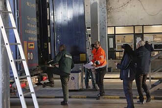 Funkcjonariusze straży granicznej i pracownicy bułgarskiego urzędu celnego przeprowadzają kontrole na przejściu granicznym między Bułgarią a Grecją Funkcjonariusze straży granicznej i pracownicy bułgarskiego urzędu celnego przeprowadzają kontrole na przejściu granicznym między Bułgarią a Grecją