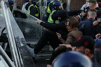 Dėl vaizdo įrašo, kuriame JK policija surakina mirštantį studentą, kilo susirėmimai