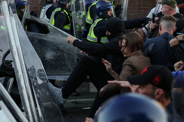 Dėl vaizdo įrašo, kuriame JK policija surakina mirštantį studentą, kilo susirėmimai
