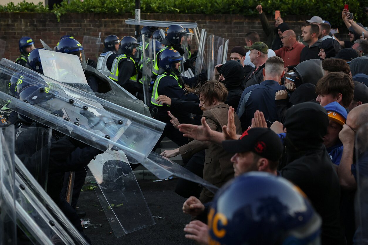 Dėl vaizdo įrašo, kuriame JK policija surakina mirštantį studentą, kilo susirėmimai