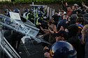 Dėl vaizdo įrašo, kuriame JK policija surakina mirštantį studentą, kilo susirėmimai
