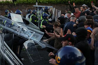 Dėl vaizdo įrašo, kuriame JK policija surakina mirštantį studentą, kilo susirėmimai