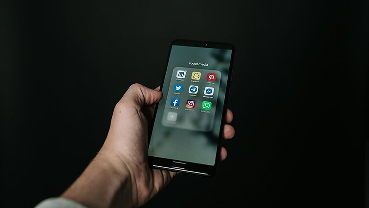Lenkija nusprendė: moksleiviams iki 15 metų mokyklose draus naudotis telefonais