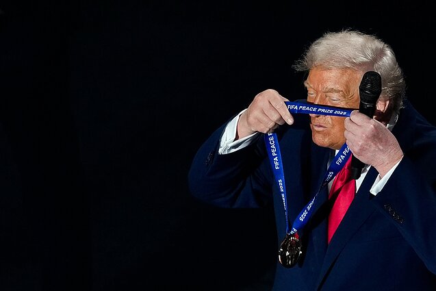 Prezydent Donald Trump zakłada medal Nagrody Pokoju FIFA, który wręczył mu prezes FIFA Gianni Infantino, przed losowaniem grup Mistrzostw Świata w piłce nożnej 2026 w Kennedy Center