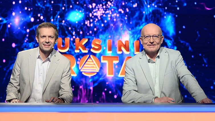 Kiek augalų yra minima Ievos Narkutės dainoje „Raudoni vakarai“?