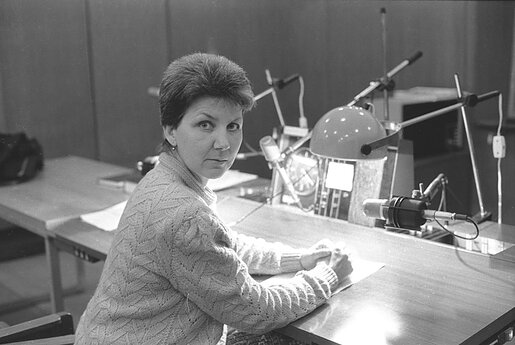 Radijo diktorė Bernadeta Lukošiūtė-Stankevičienė, Sausio 13-osios naktį desantininkams šturmuojant pastatą, kalbėjusi tiesioginiame eteryje. 1991 m. 
