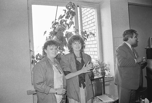 Regina Stadalnikaitė (kairėje), LRT ekonomikos ir technikos direktorius Juozas Neverauskas. 1991 m. 