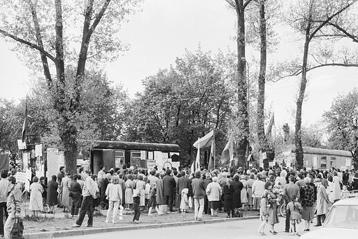 Prie Badautojų namelių S. Konarskio gatvėje. 1991 m. 