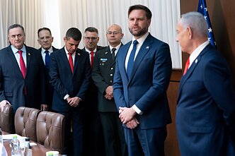 Роман Гофман за правым плечом Джей Ди Вэнса