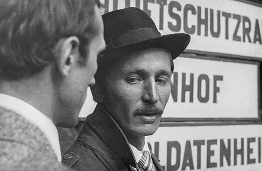 Valentinas Masalskis (kairėje) ir Algis Kybartas. 1981 m. 