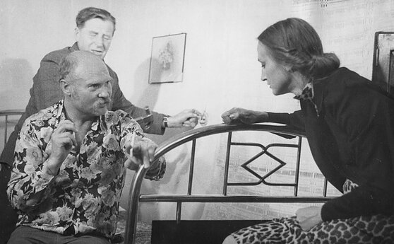 Priekyje Bronius Talačka, Jūratė Onaitytė. 1981 m. 