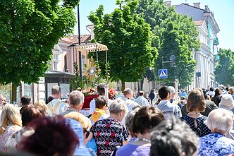 Tūkstančiai žmonių, keturios stotelės ir kelionė per miestą: kas yra Eucharistinė procesija?