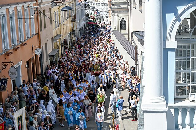 Tūkstančiai žmonių, keturios stotelės ir kelionė per miestą: kas yra Eucharistinė procesija?