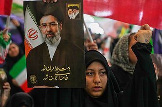 Moteris Teherane laiko Mojtaba Khamenei portretą 