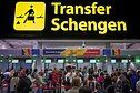Pasażerowie przybywający na międzynarodowe lotnisko im. Henriego Coandy przechodzą pod tablicą informacyjną strefy Schengen w Otopeni, niedaleko Bukaresztu