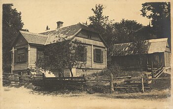 Namas, kuriame 1921–1923 m. su pertraukomis gyveno V. Daumantas. Kražiai, 20 a. 3 deš.  Fotografas nežinomas