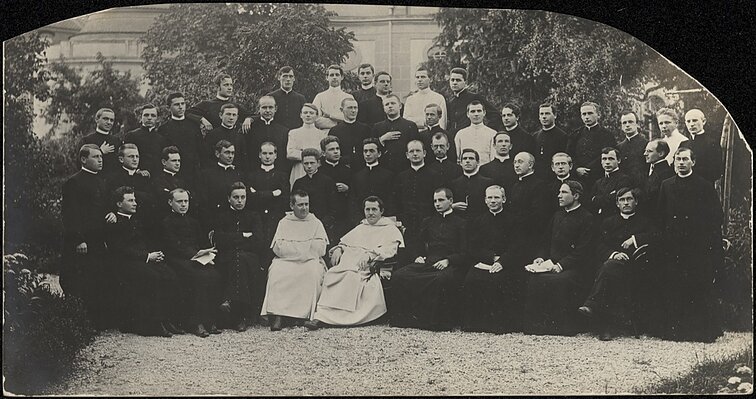 Fribūro universiteto studentai su broliais dominikonais Šv. Alberto Didžiojo vienuolyno, įsikūrusio šalia universiteto, kieme. V. Daumantas stovi antroje eilėje 3-ias iš dešinės. Fribūras, apie 1912–1913 m.