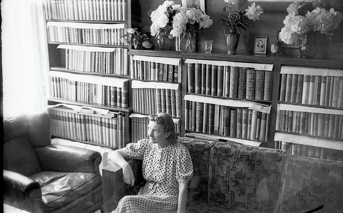 A. Vaitkevičaitė-Daumantienė tarp Daumanto bibliotekos knygų ir meno vertybių bute K. Donelaičio g. 67. Kaunas, 1959 m. Iš V. Daumanto palikimo saugotojų