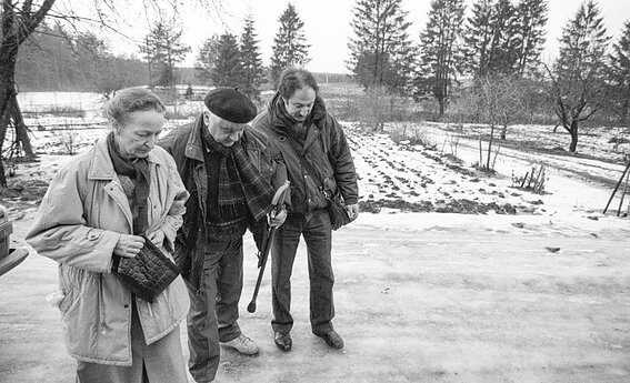 Aktoriai Danutė Juronytė-Zelčiuvienė ir Leonardas Zelčius, garso operatorius Maksas Markmanas. 1993 m. 

