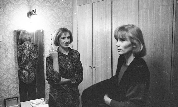 Elvyra Piškinaitė-Latėnienė (kairėje) ir Ilona Balsytė. 1993 m. 
