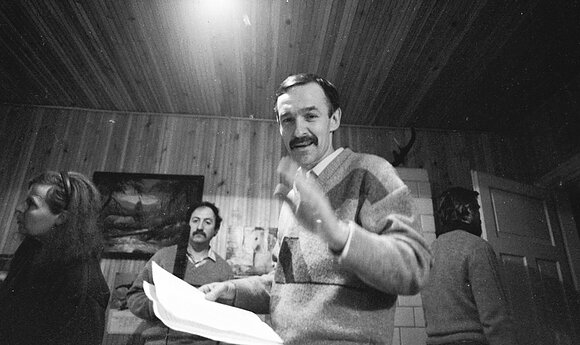 Garso operatorius Maksas Markmanas (antras iš kairės), priekyje režisierius Saulius Vosylius. 1993 m. 
