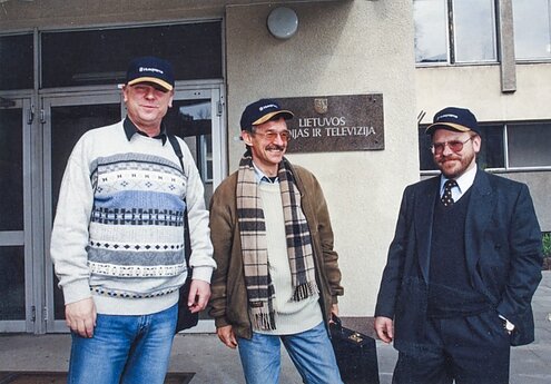 Prie LRT pastato serialo kūrėjai: scenarijaus autorius Bronius Bušma, režisierius Saulius Vosylius, prodiuseris Arvydas Ilginis. 
