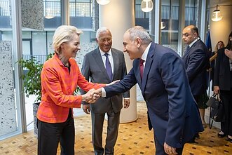 Ursula von der Leyen ir Nikola Pašinianas (spaudžia ranką)